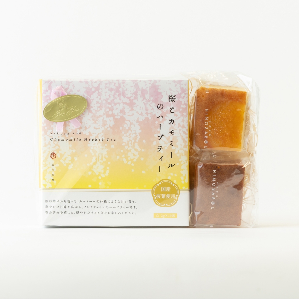 桜とカモミールのハーブティーとパウンドケーキ